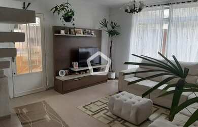 Imagem: A casa possui 3 Dormitórios, 1 Banheiro, 3 Vagas na garagem