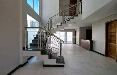 Imagem: A casa possui 4 Dormitórios, 4 Banheiros, 2 Vagas na garagem