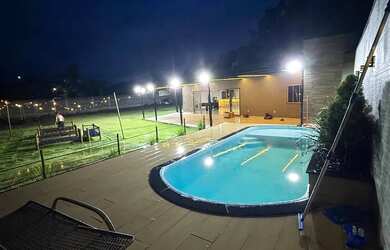 Imagem: A casa possui 1 Dormitório, 3 Banheiros, 5 Vagas na garagem