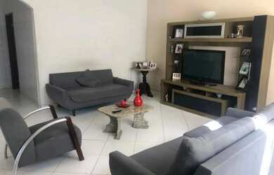 Imagem: A casa possui 4 Dormitórios, 5 Banheiros, 2 Vagas na garagem