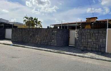 Imagem: A casa possui 5 Dormitórios, 5 Banheiros, 3 Vagas na garagem