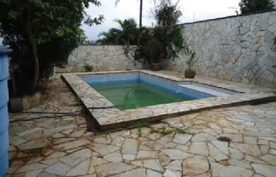 Imagem: A casa possui 4 Dormitórios, 5 Banheiros, 4 Vagas na garagem