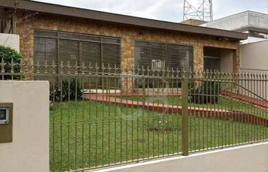 Imagem: A casa possui 3 Dormitórios, 3 Banheiros, 2 Vagas na garagem