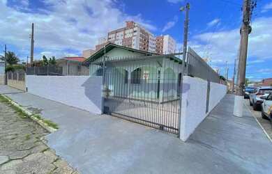 Imagem: A casa possui 3 Dormitórios, 3 Banheiros, 3 Vagas na garagem