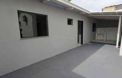 Imagem: A casa possui 2 Dormitórios, 1 Banheiro, 2 Vagas na garagem