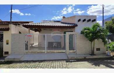 Imagem: A casa possui 3 Dormitórios, 2 Banheiros, 2 Vagas na garagem