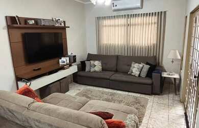 Imagem: A casa possui 3 Dormitórios, 2 Banheiros, 2 Vagas na garagem