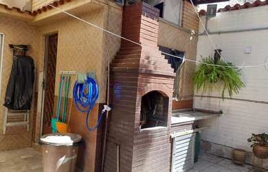 Imagem: A casa possui 4 Dormitórios, 4 Banheiros, 1 Vaga na garagem