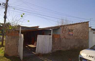 Imagem: A casa possui 3 Dormitórios, 1 Banheiro, 1 Vaga na garagem