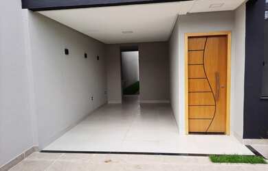 Imagem: A casa possui 3 Dormitórios, 2 Banheiros, 2 Vagas na garagem