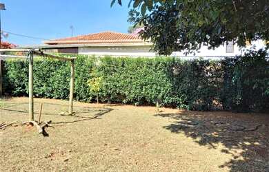 Imagem: A casa possui 2 Dormitórios, 1 Banheiro, 2 Vagas na garagem