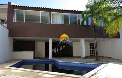 Imagem: A casa possui 5 Dormitórios, 5 Banheiros, 4 Vagas na garagem