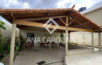 Imagem: A casa possui 3 Dormitórios, 1 Banheiro, 2 Vagas na garagem