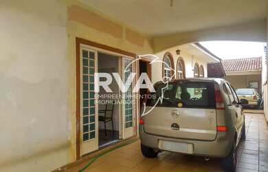 Imagem: A casa possui 4 Dormitórios, 3 Banheiros, 2 Vagas na garagem