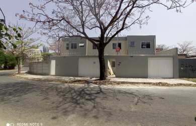 Imagem: A casa possui 3 Dormitórios, 2 Banheiros, 2 Vagas na garagem