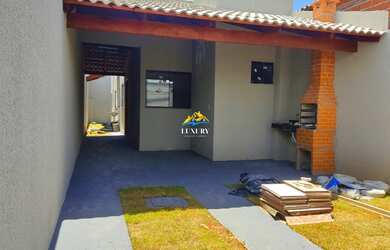 Imagem: A casa possui 3 Dormitórios, 3 Banheiros, 2 Vagas na garagem