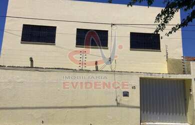 Imagem: A casa possui 3 Dormitórios, 1 Banheiro, 2 Vagas na garagem