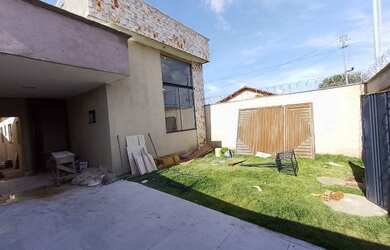 Imagem: A casa possui 3 Dormitórios, 1 Banheiro, 3 Vagas na garagem