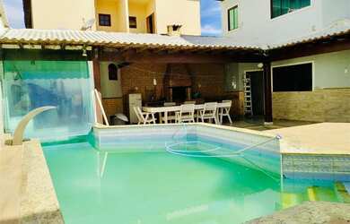 Imagem: A casa possui 3 Dormitórios, 4 Banheiros, 3 Vagas na garagem