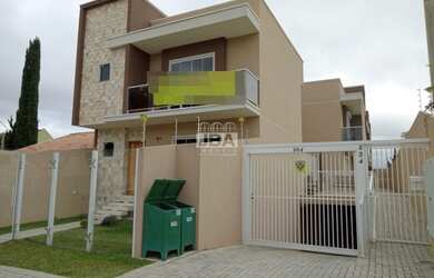 Imagem: A casa possui 3 Dormitórios, 3 Banheiros, 4 Vagas na garagem