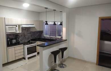 Imagem: A casa possui 3 Dormitórios, 2 Banheiros, 2 Vagas na garagem