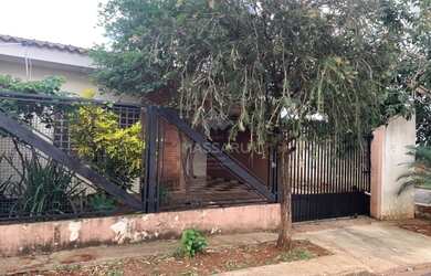 Imagem: A casa possui 2 Dormitórios, 1 Banheiro, 2 Vagas na garagem