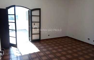 Imagem: A casa possui 3 Dormitórios, 2 Banheiros, 4 Vagas na garagem