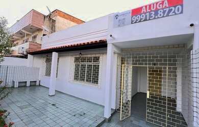 Imagem: A casa possui 3 Dormitórios, 2 Banheiros, 1 Vaga na garagem