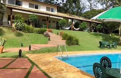 Imagem: A casa possui 5 Dormitórios, 2 Banheiros, 5 Vagas na garagem