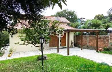 Imagem: A casa possui 4 Dormitórios, 3 Banheiros, 5 Vagas na garagem