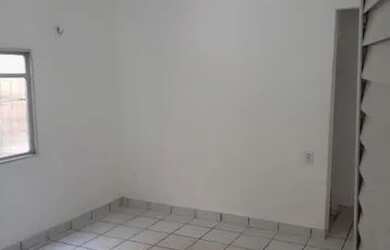 Imagem: A casa possui 3 Dormitórios, 2 Banheiros, 1 Vaga na garagem