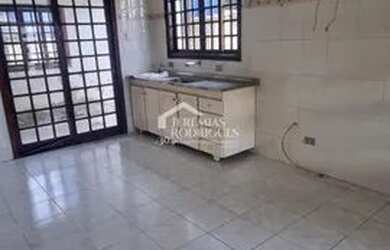 Imagem: A casa possui 4 Dormitórios, 3 Banheiros, 4 Vagas na garagem