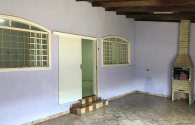 Imagem: A casa possui 3 Dormitórios, 2 Banheiros, 2 Vagas na garagem