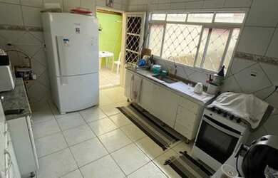 Imagem: A casa possui 3 Dormitórios, 3 Banheiros, 2 Vagas na garagem