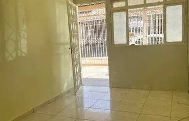 Imagem: A casa possui 3 Dormitórios, 1 Banheiro, 1 Vaga na garagem