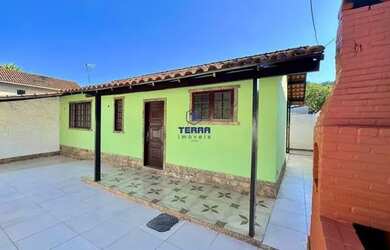 Imagem: A casa possui 2 Dormitórios, 1 Banheiro, 2 Vagas na garagem