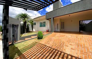 Imagem: A casa possui 3 Dormitórios, 2 Banheiros, 4 Vagas na garagem