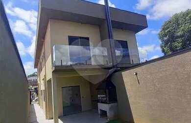 Imagem: A casa possui 3 Dormitórios, 4 Banheiros, 2 Vagas na garagem