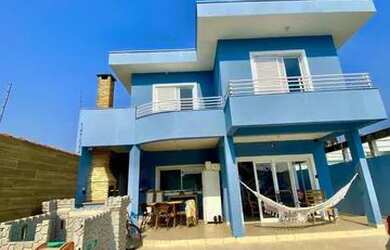 Imagem: A casa possui 4 Dormitórios, 4 Banheiros, 4 Vagas na garagem