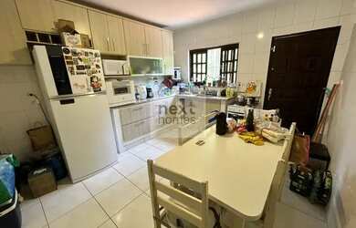 Imagem: A casa possui 3 Dormitórios, 4 Banheiros, 5 Vagas na garagem