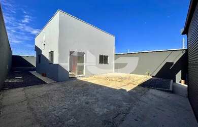 Imagem: A casa possui 2 Dormitórios, 2 Banheiros e está localizado