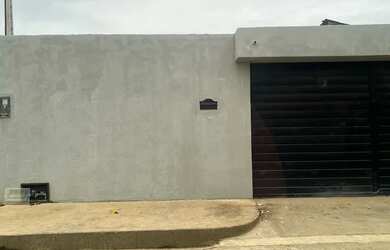 Imagem: A casa possui 2 Dormitórios, 2 Banheiros, 2 Vagas na garagem