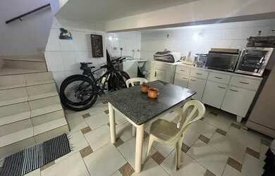 Imagem: A casa possui 3 Dormitórios, 3 Banheiros, 2 Vagas na garagem