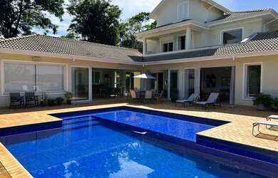 Imagem: A casa em condomínio possui 4 Dormitórios, 5 Banheiros, 4