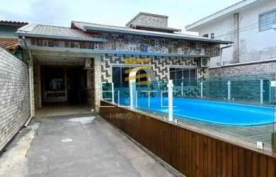 Imagem: A casa possui 3 Dormitórios, 2 Banheiros, 3 Vagas na garagem