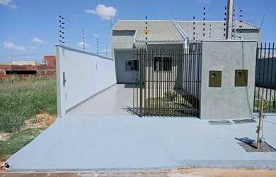 Imagem: A casa possui 3 Dormitórios, 1 Banheiro, 2 Vagas na garagem