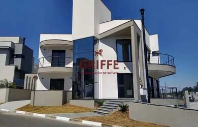 Imagem: A casa em condomínio possui 4 Dormitórios, 5 Banheiros, 5