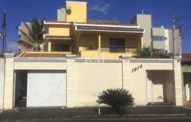 Imagem: A casa possui 3 Dormitórios, 3 Banheiros, 3 Vagas na garagem