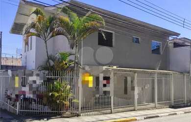 Imagem: A casa possui 1 Dormitório, 3 Banheiros, 4 Vagas na garagem