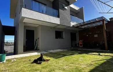 Imagem: A casa possui 3 Dormitórios, 3 Banheiros, 4 Vagas na garagem